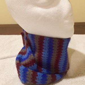 Short handknit scarflette.